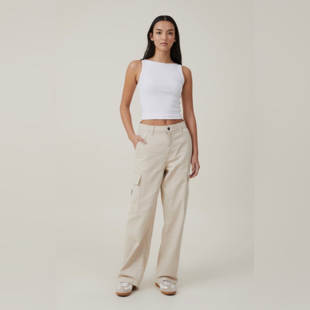 Excellent condition cotton on khaki cargo pants. Size 6. Worn only once.